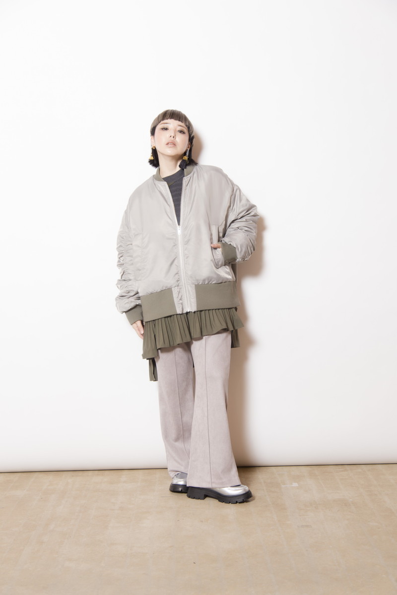 セミフレアーバックスリットパンツ