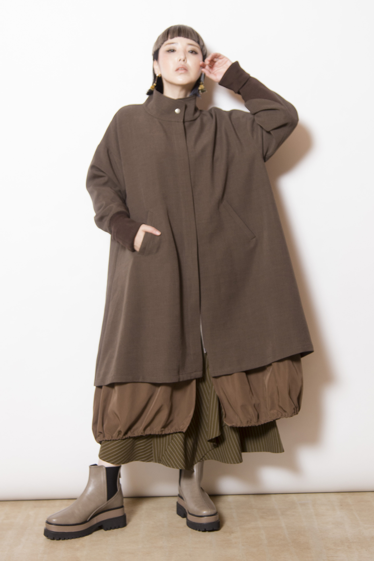 レイヤードスタンドカラーコート着用画像
