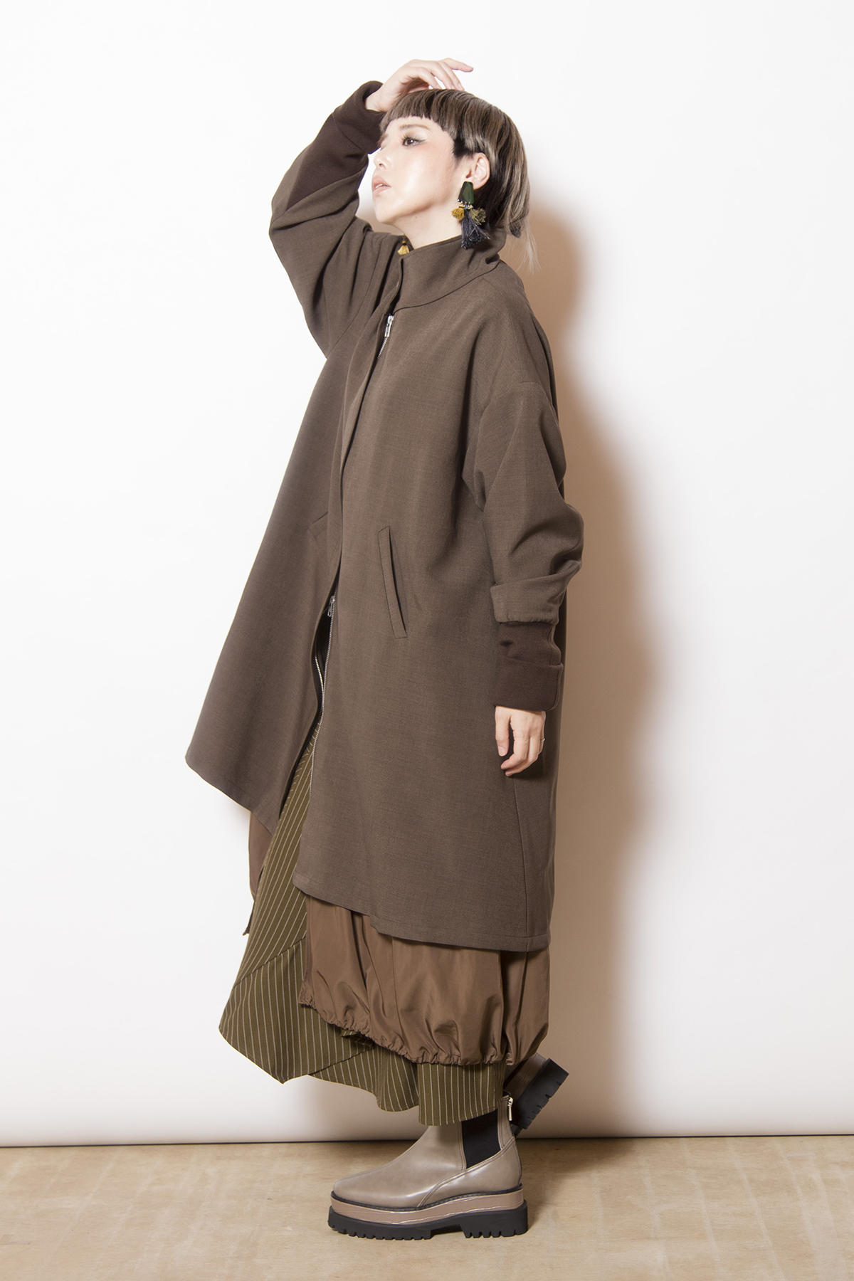 レイヤードスタンドカラーコート着用画像