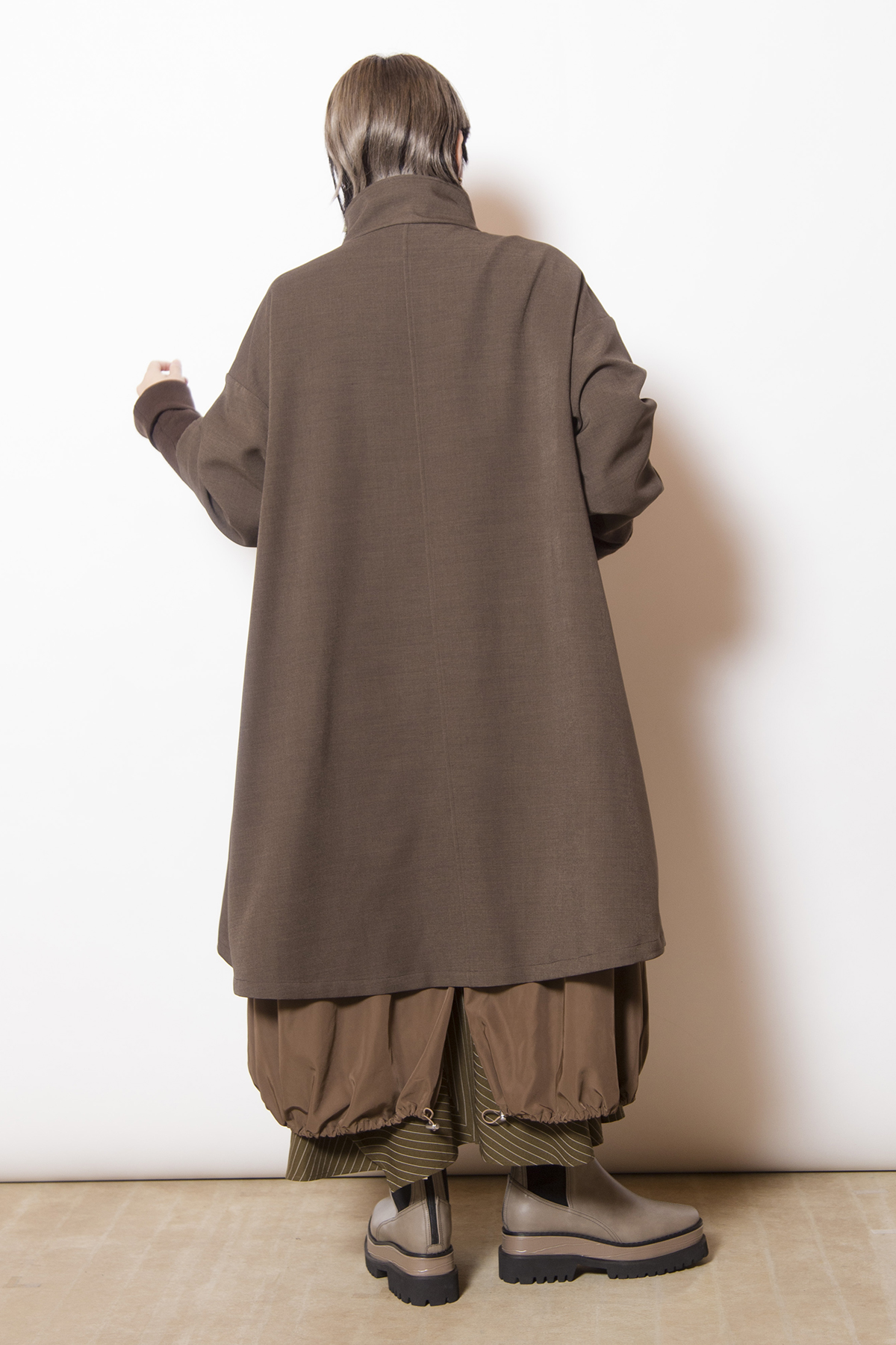 レイヤードスタンドカラーコート着用画像