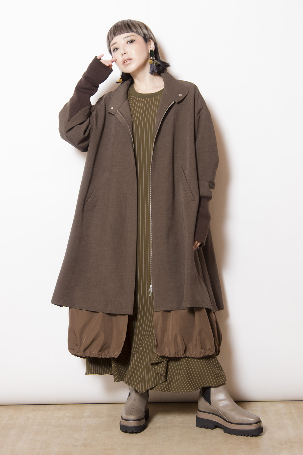 レイヤードスタンドカラーコート着用画像