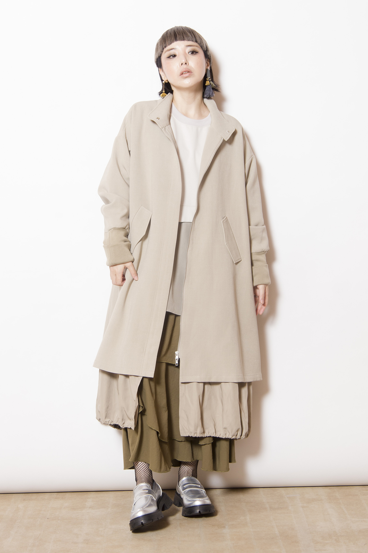 レイヤードスタンドカラーコート着用画像