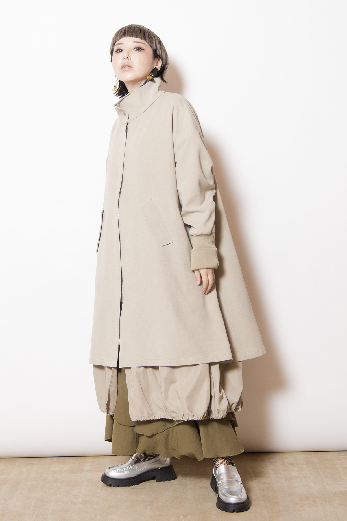 レイヤードスタンドカラーコート着用画像