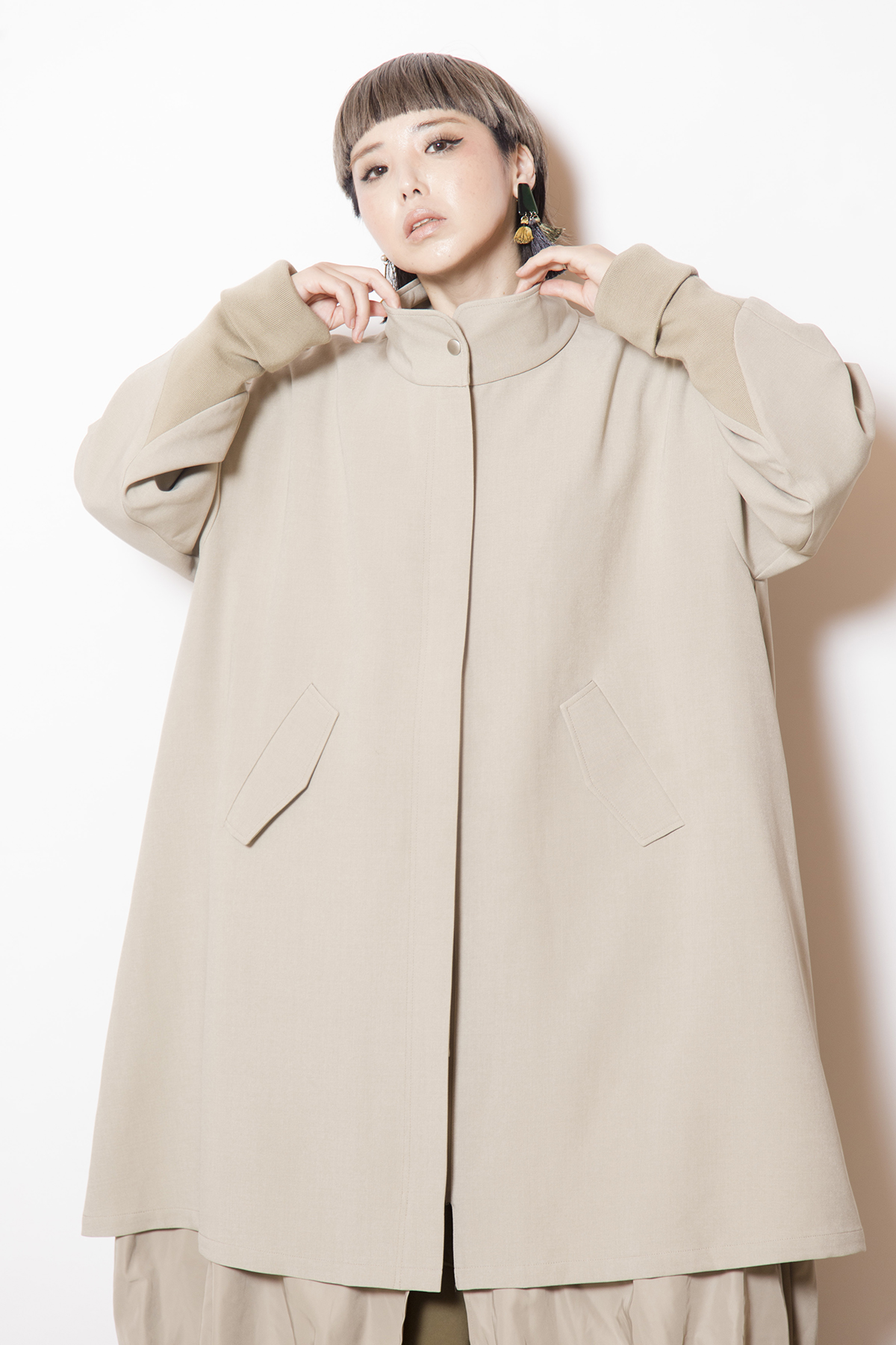 レイヤードスタンドカラーコート着用画像