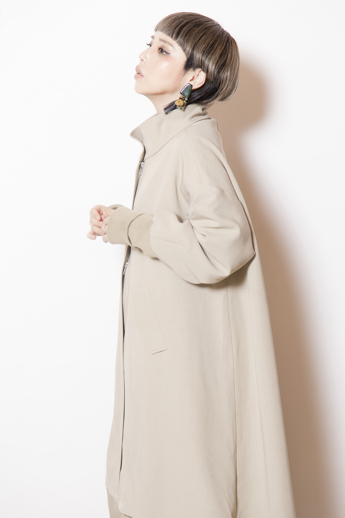 レイヤードスタンドカラーコート着用画像