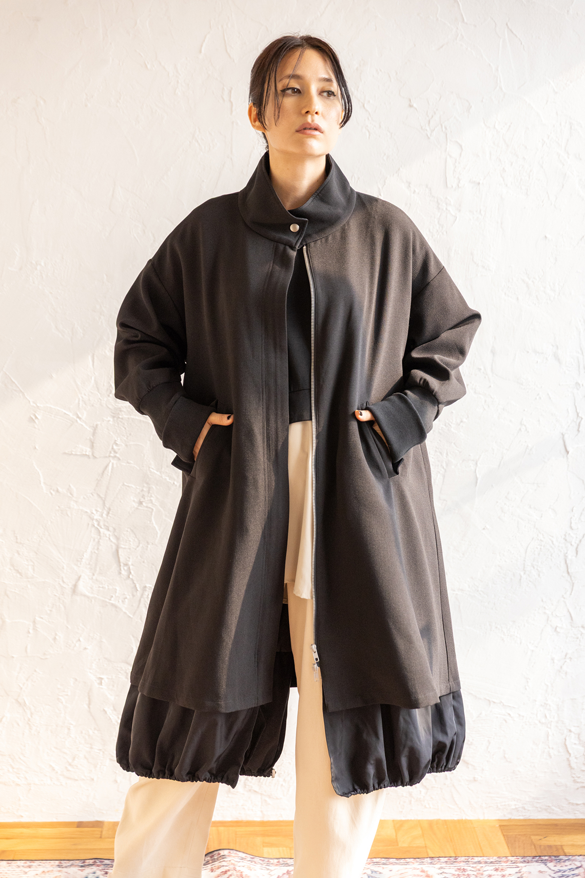 レイヤードスタンドカラーコート着用画像