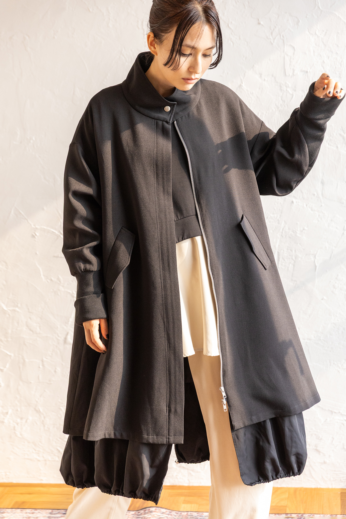 レイヤードスタンドカラーコート着用画像