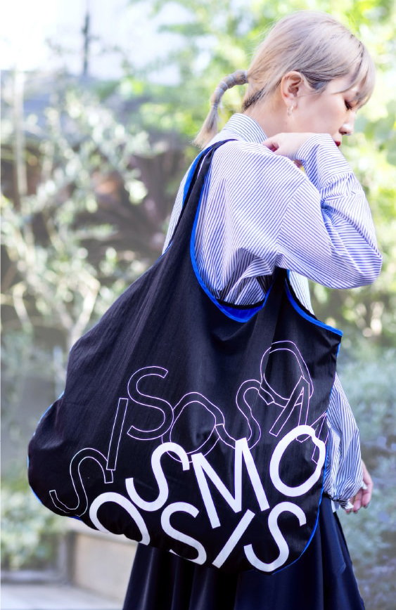 オリジナルバイカラーショップバッグとモデル