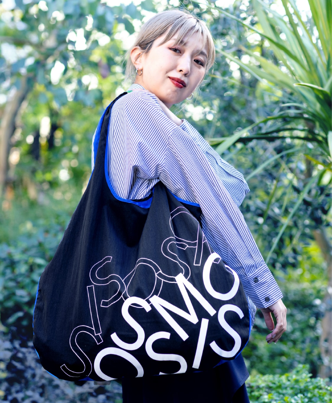 オリジナルバイカラーショップバッグとモデル