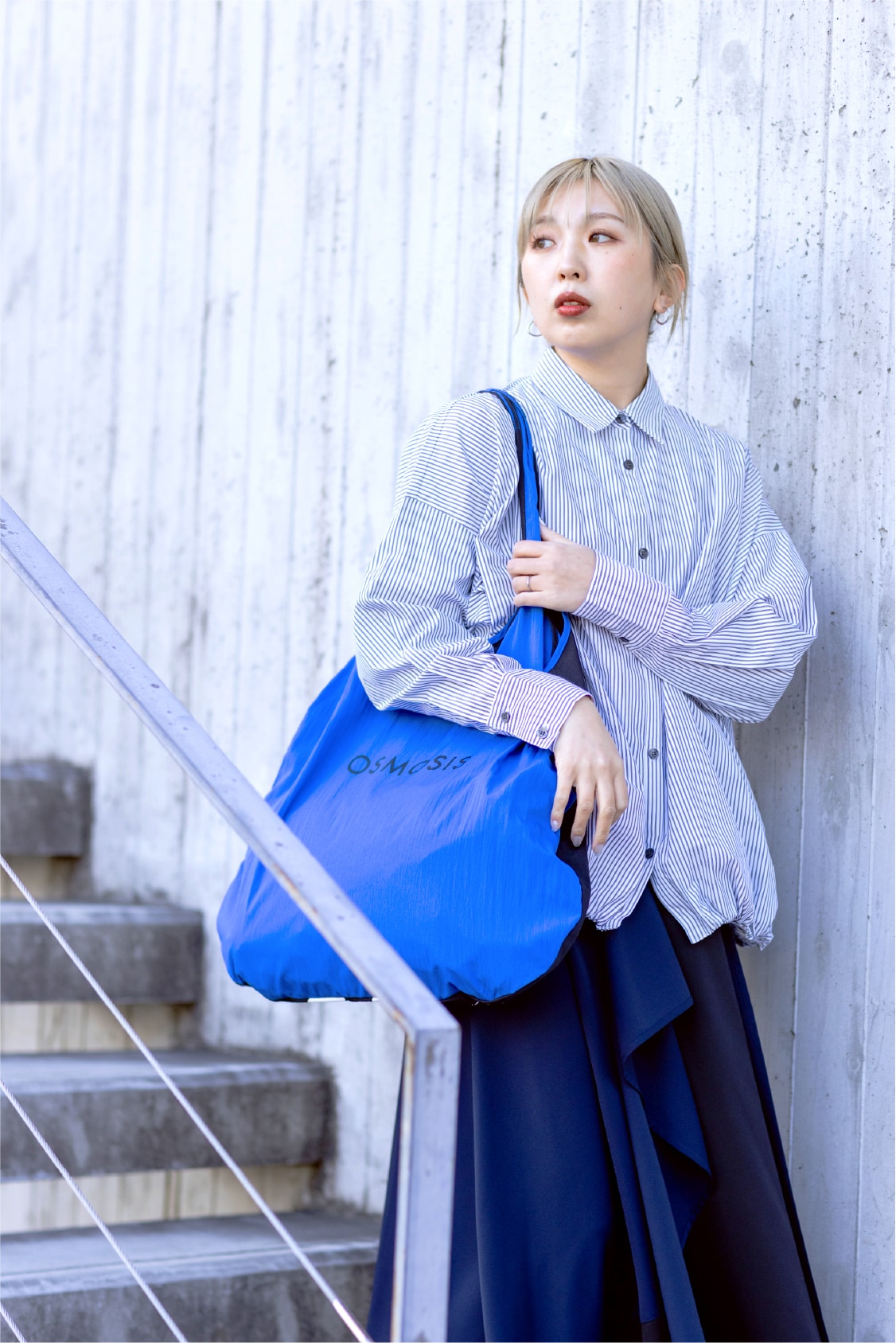 オリジナルバイカラーショップバッグとモデル