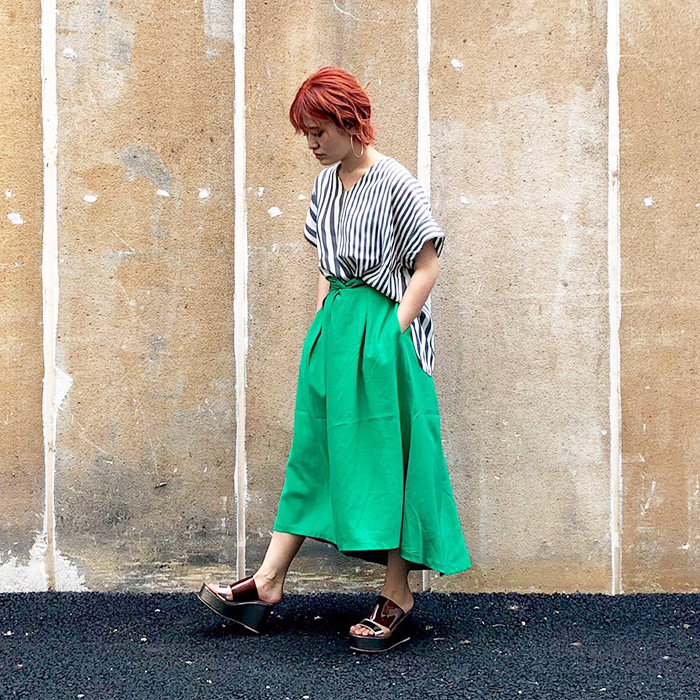ストライプシャツにフレアスカートで程よくフェミニンで品のある大人顔スタイルに Osmosis Loaf Osmosis オズモーシス Loaf ロフ ショップコーディネート